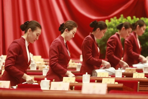 兩會(huì)服務(wù)人員的專業(yè)之美 于細(xì)節(jié)處見(jiàn)真章